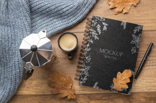 Assortimento di hygge invernale vista dall'alto con mock-up di notebook