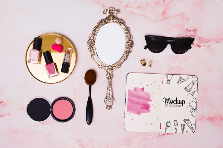 PSD assortimento piatto di make-up e mock-up a specchio