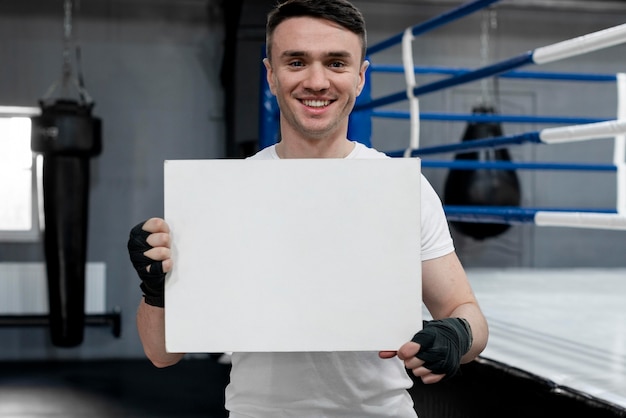 PSD athlète de boxe tenant une carte maquette