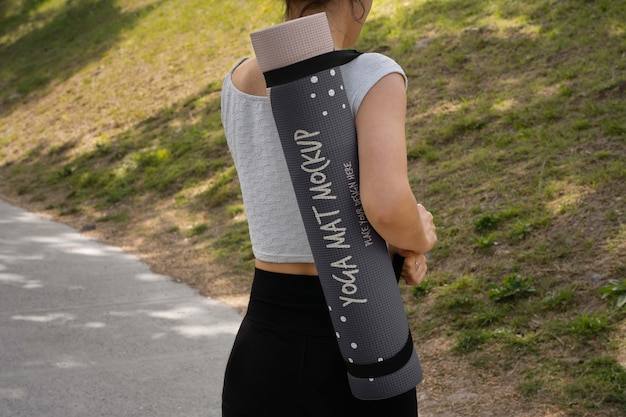 PSD athletische frau mit yogamatten-mock-up-design