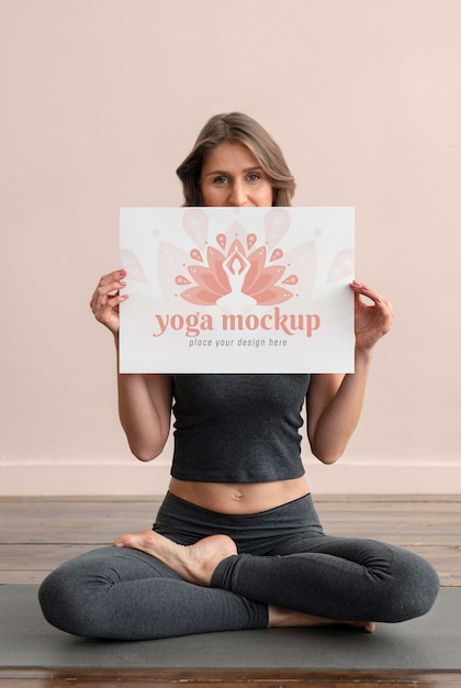 Athletische junge Frau mit Mock-up-Banner beim Yoga