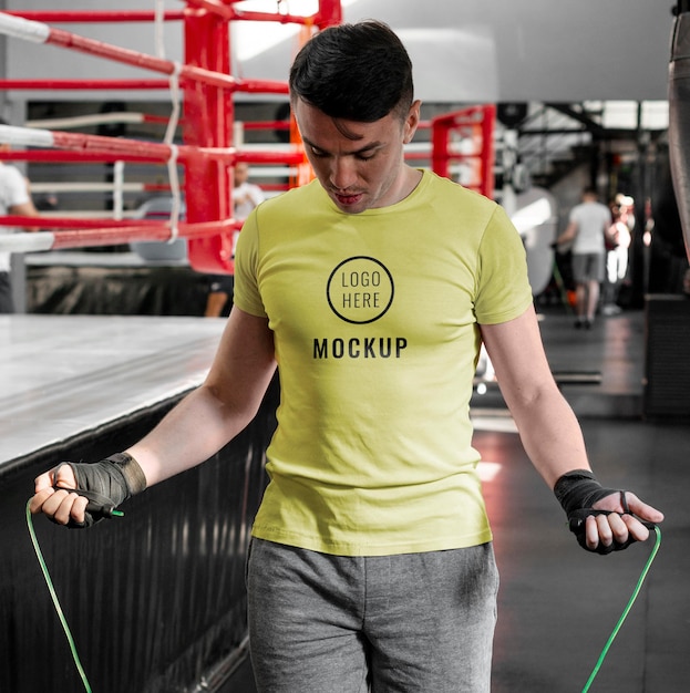 Atleta de boxeo con una camiseta de maqueta