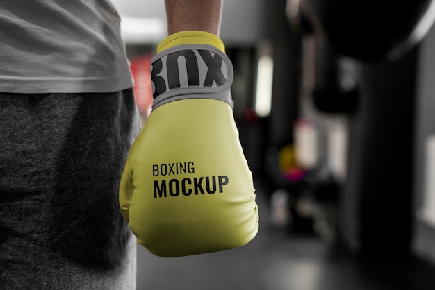 Atleta de boxeo con guantes de maqueta para entrenar