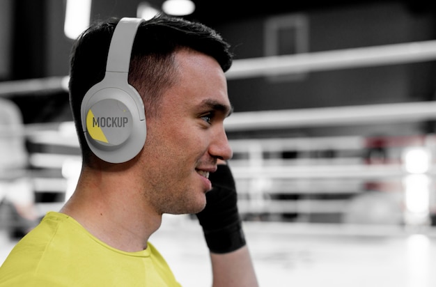 Atleta di boxe che indossa un auricolare mock-up