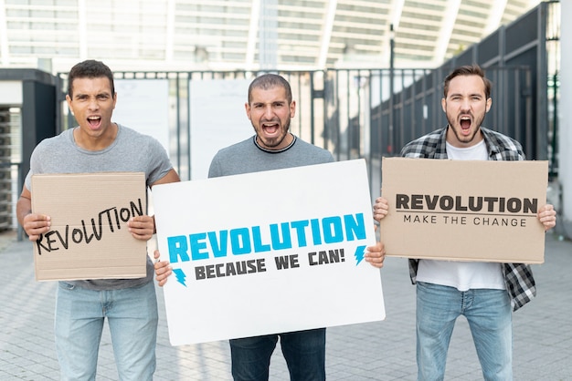 Attivisti gridanti con dimostrazione di protesta