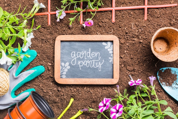 Attrezzi da giardinaggio piatti e telaio in legno