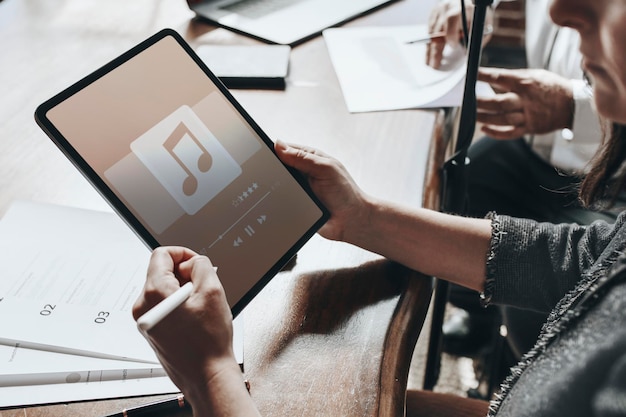 Auf einem Tablet-Mockup läuft Musik