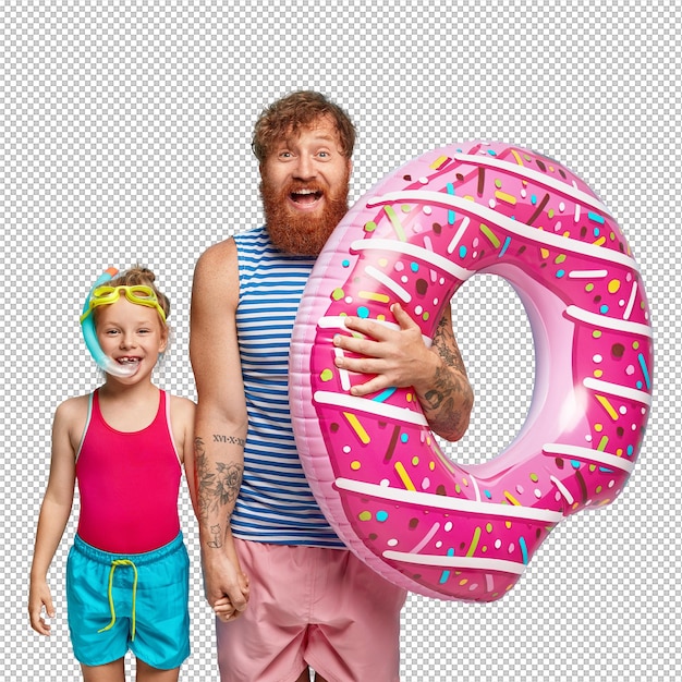 Aufnahme von einem glücklichen roten Vater und seiner Tochter, die in Pool-Outfits posieren