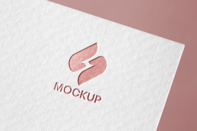 Ausgeschnittenes Logo-Mock-up auf Papier