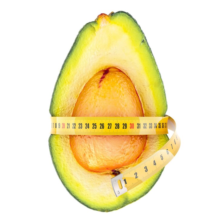 PSD avocado mit maßband um diät und gewichtsverlust konzept 3d-rendering isoliert auf transparentem hintergrund