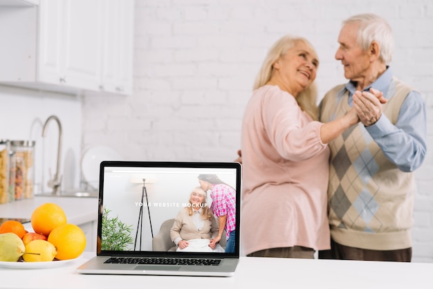 PSD avós por trás do laptop maquete