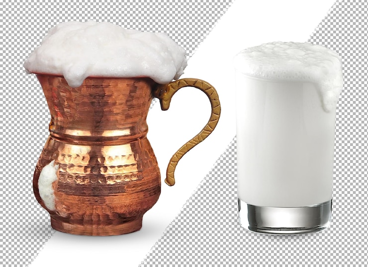 Ayran turco in tazza e vetro di rame