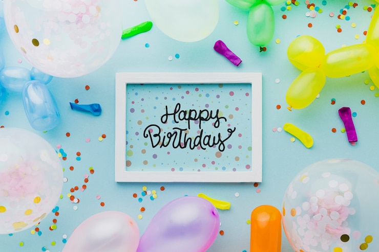PSD ballons vue de dessus avec des confettis colorés