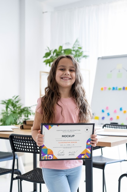 Bambina a casa con in mano un modello di certificato