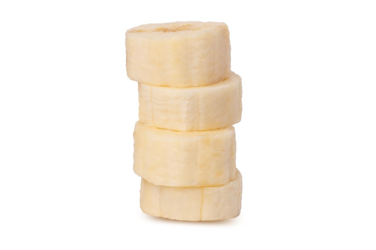 PSD banana cruda fresca tagliata a pezzi isolata