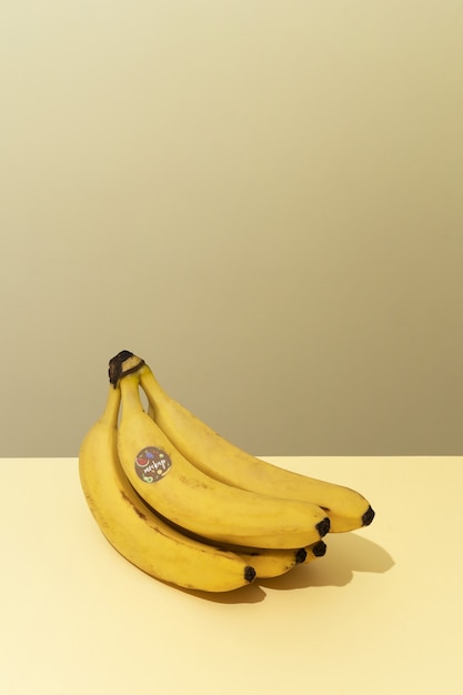 Bananes avec arrangement d'autocollants