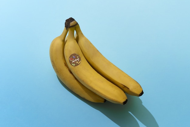 Bananes avec arrangement d'autocollants