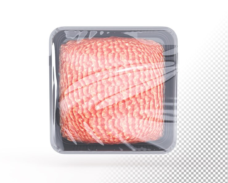 PSD bandeja de comida de plástico com carne picada crua fresca e embrulho por película transparente renderização 3d carne moída de porco ou cordeiro em pacote de isopor no supermercado e loja vista superior