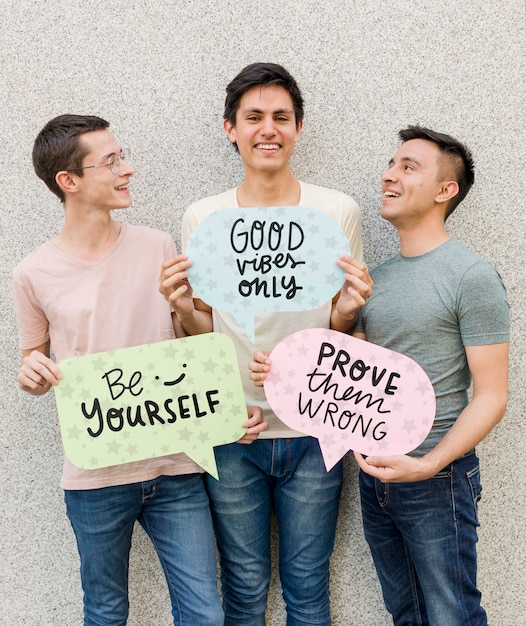 Bando de amigos do sexo masculino sorridente