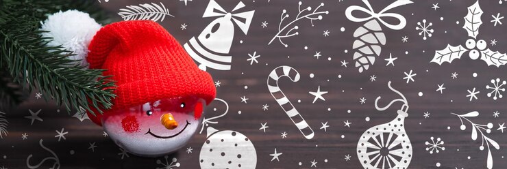 PSD banner de navidad con ramas de abeto y muñeco de nieve sobre fondo de madera oscura.