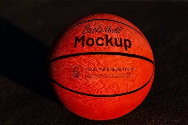 Basketball mit dunklem Hintergrund