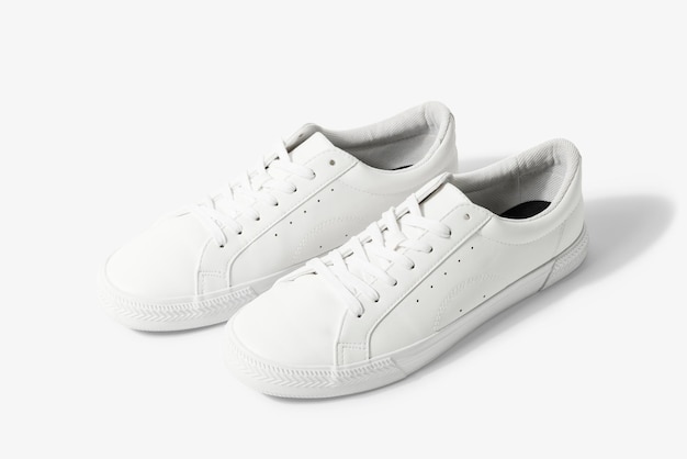 Des baskets de toile blanches mock-up de chaussures unisexes de mode