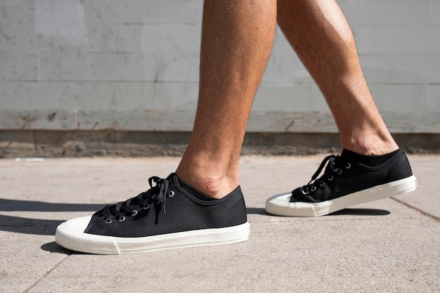 Des baskets en toile noire, des modèles de chaussures pour hommes, des photos de vêtements.