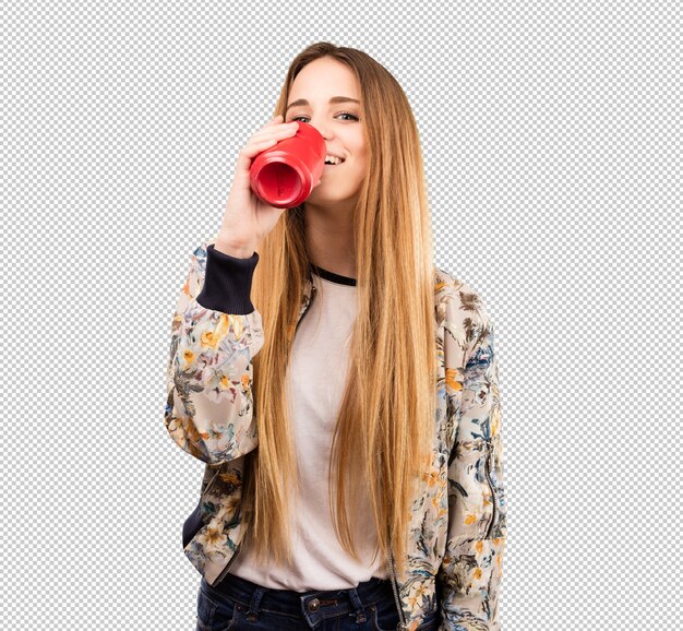 Bastante joven bebiendo una coca cola