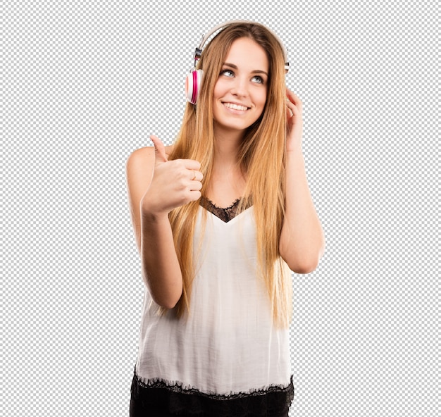 Bastante joven escuchando música en auriculares