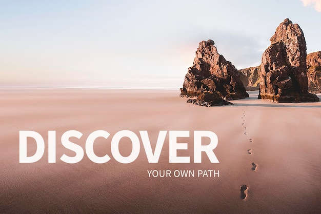 Beau modèle de voyage à la plage psd avec citation inspirante d'empreintes de pas
