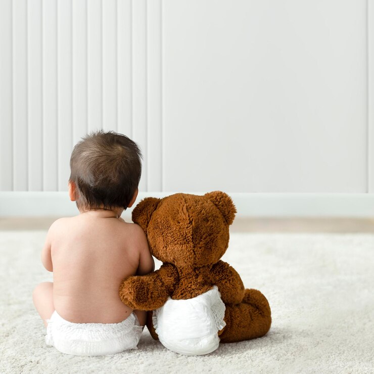 PSD le bébé et l'ours en peluche en vue arrière