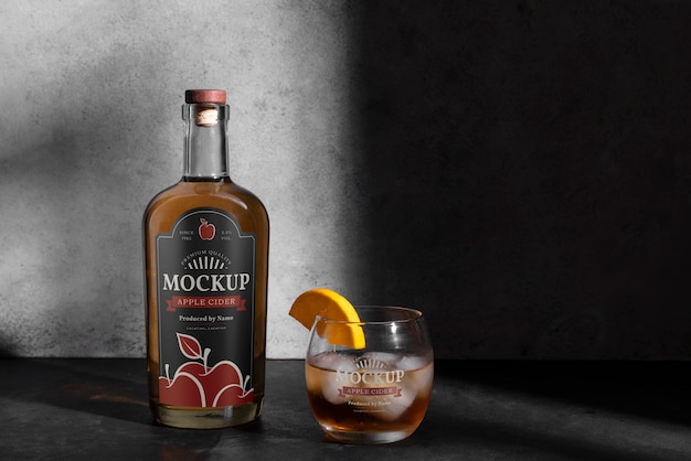 Beber con una maqueta de hormigón oscuro