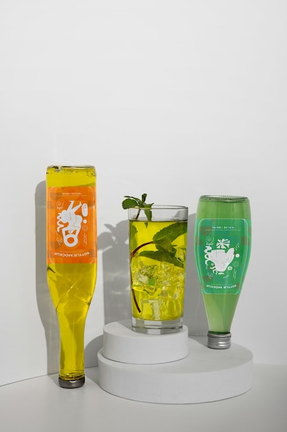 Bebida de coquetel de vidro com design de maquete de rótulo invertido