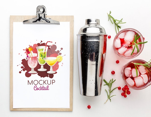 Bebidas alcoólicas com maquete de prancheta