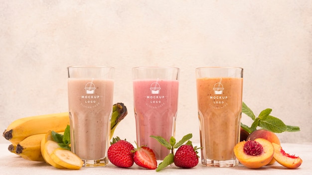 Bebidas de batido de frutas exóticas de vista frontal