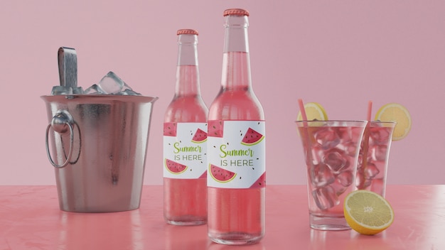 Bebidas de verão na mesa com fundo rosa