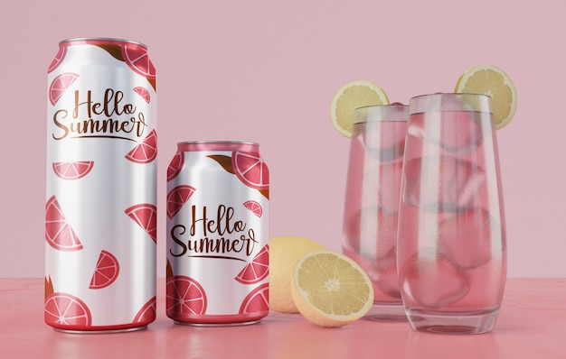 Bebidas de verão na mesa com fundo rosa