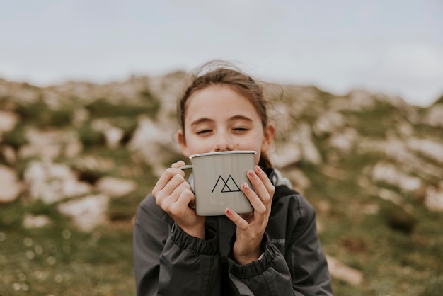 Becher-Mockup-Kinder im Freien Camping-PSD