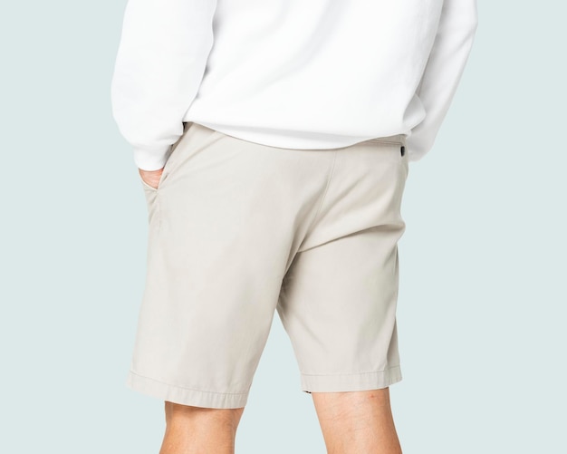 Beige Shorts Modell auf Mann