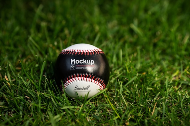 Béisbol de alto ángulo sobre hierba afuera