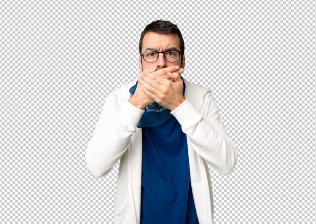 PSD bel homme avec des lunettes couvrant la bouche avec les mains pour avoir dit quelque chose d'inapproprié