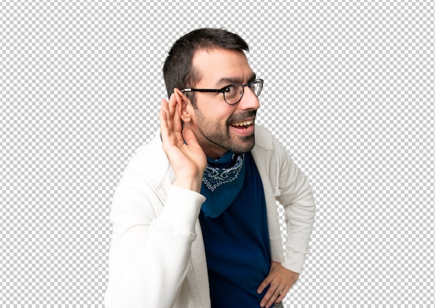 PSD bel homme avec des lunettes écouter quelque chose en mettant la main sur l'oreille