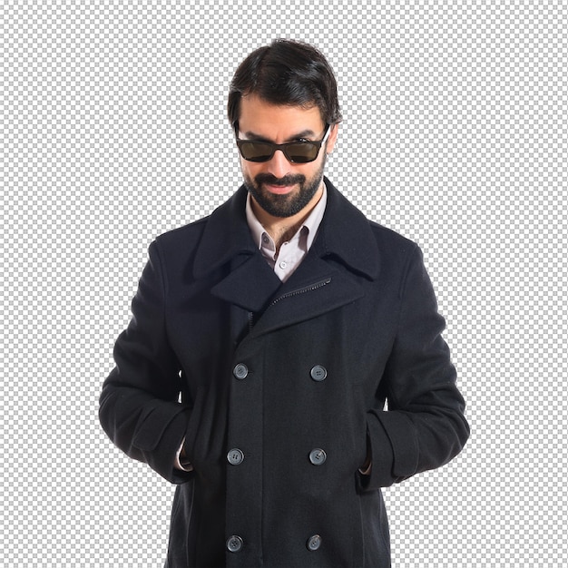 Un bel homme avec des lunettes de soleil sur un fond blanc.