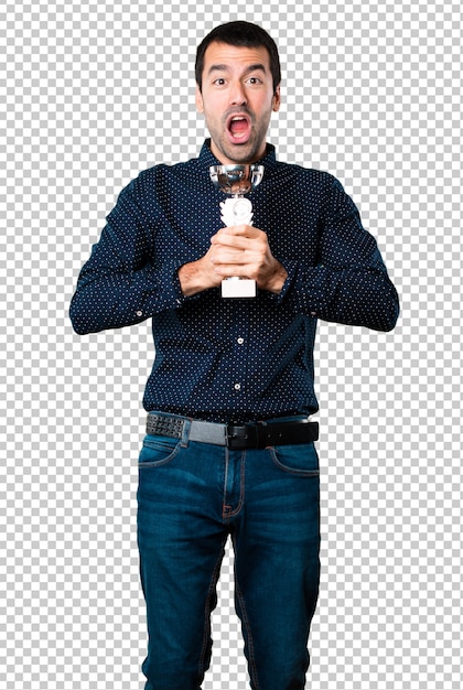 Bel homme tenant un trophée