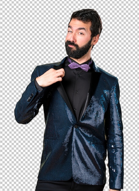 Bel homme avec une veste à paillettes fier de lui-même