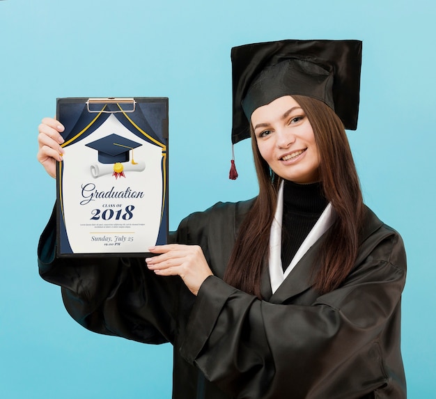 Bela estudante segurando o diploma de graduação