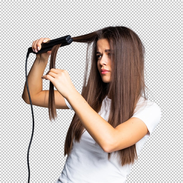 Bela mulher alisadora de cabelo de cerâmica isolada em branco