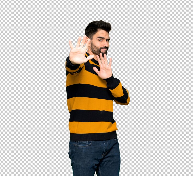 PSD bell&#39;uomo con maglione a righe è un po &#39;nervoso e spaventato allungando le mani verso la parte anteriore
