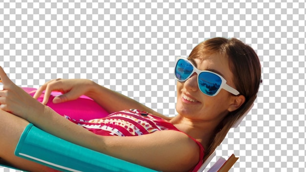 PSD bella chica con gafas de sol relajándose en una silla de playa aislada en blanco