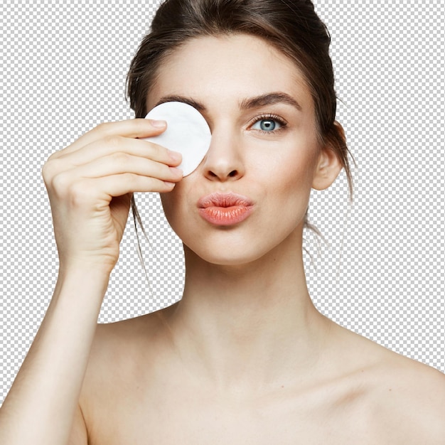 Bella chica morena con piel limpia perfecta escondiendo el ojo detrás de una esponja de algodón sonriendo mirando a la cámara sobre un fondo blanco cosmetología y spa